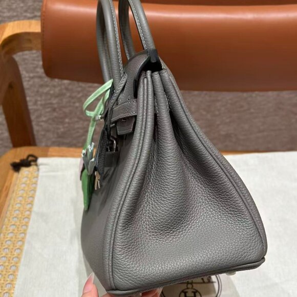 Classic Hermes Bag: A Stylish and Versatile Choice for Elegance - Picture 4 of 6